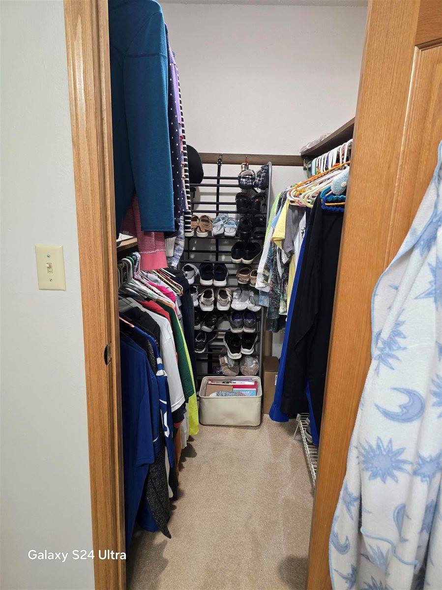 1615 NW Glacial Dr, Minot, ND 58703