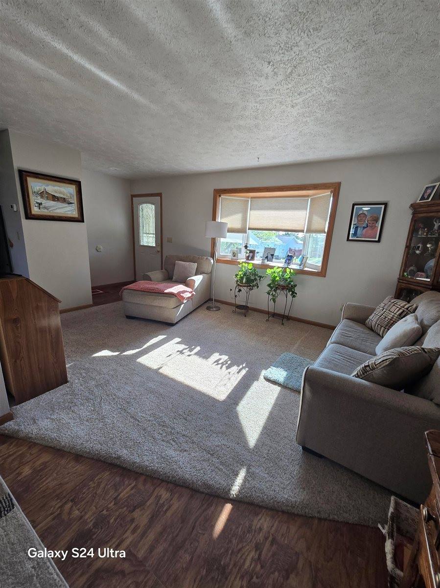 1615 NW Glacial Dr, Minot, ND 58703