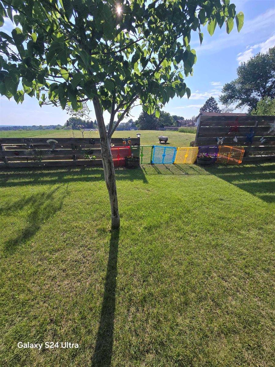 1615 NW Glacial Dr, Minot, ND 58703