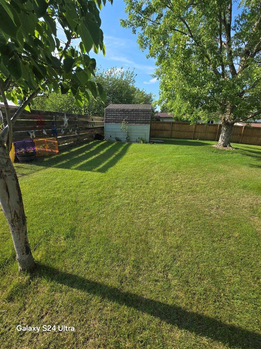 1615 NW Glacial Dr, Minot, ND 58703