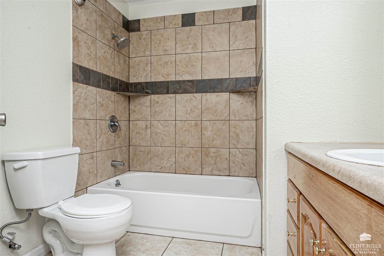 2121 Brooke Bend, Junction City, KS 66441