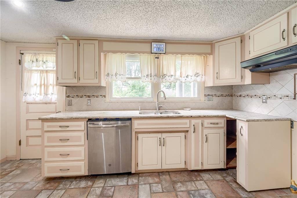 8721 East 74 Street, Raytown, MO 64133