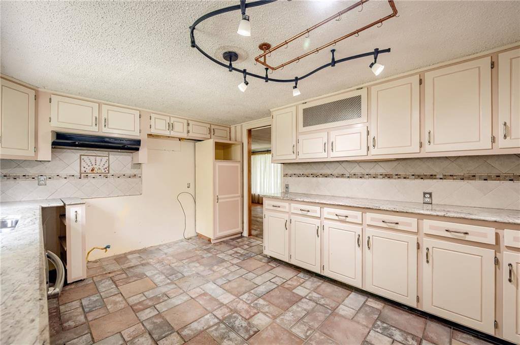 8721 East 74 Street, Raytown, MO 64133