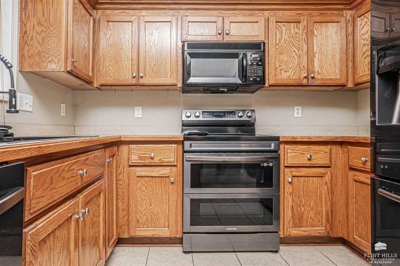 2120 Brooke Bend, Junction City, KS 66441