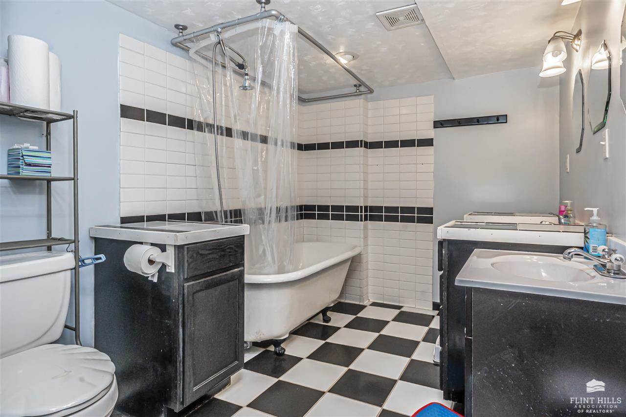 1426 8th Road, Wakefield, KS 67487