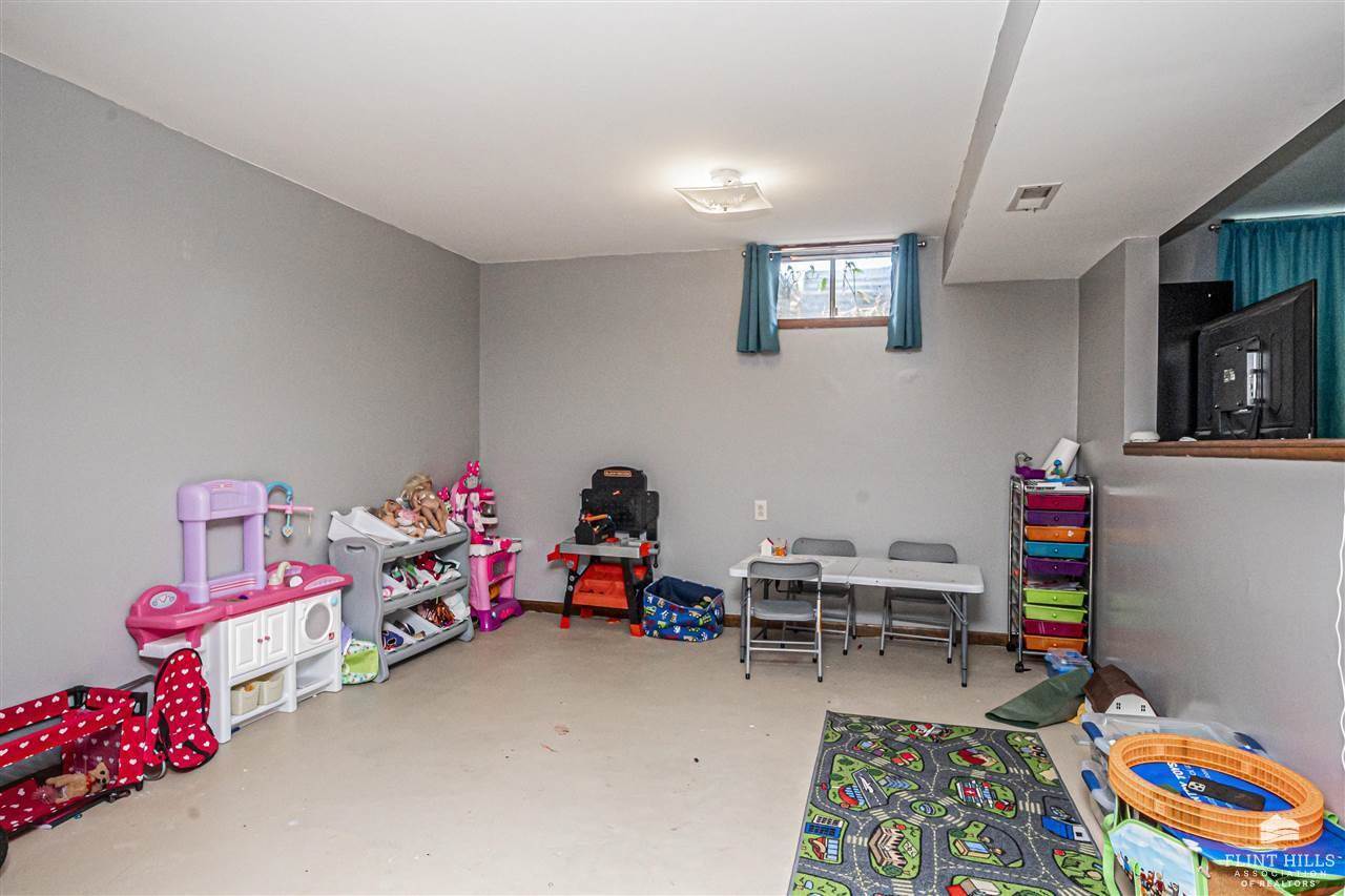 1426 8th Road, Wakefield, KS 67487