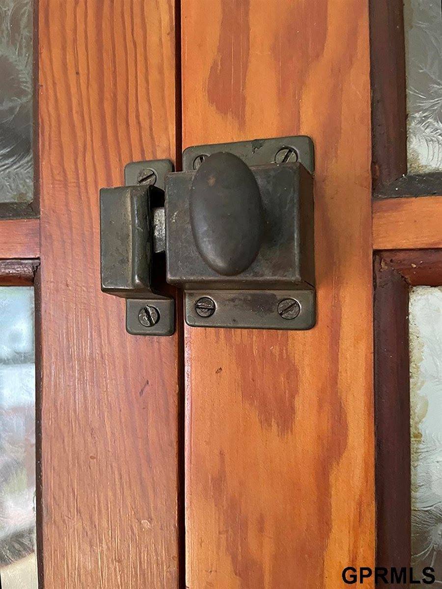 806 North 43rd Street, Omaha, NE 68131