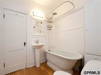 806 North 43rd Street, Omaha, NE 68131