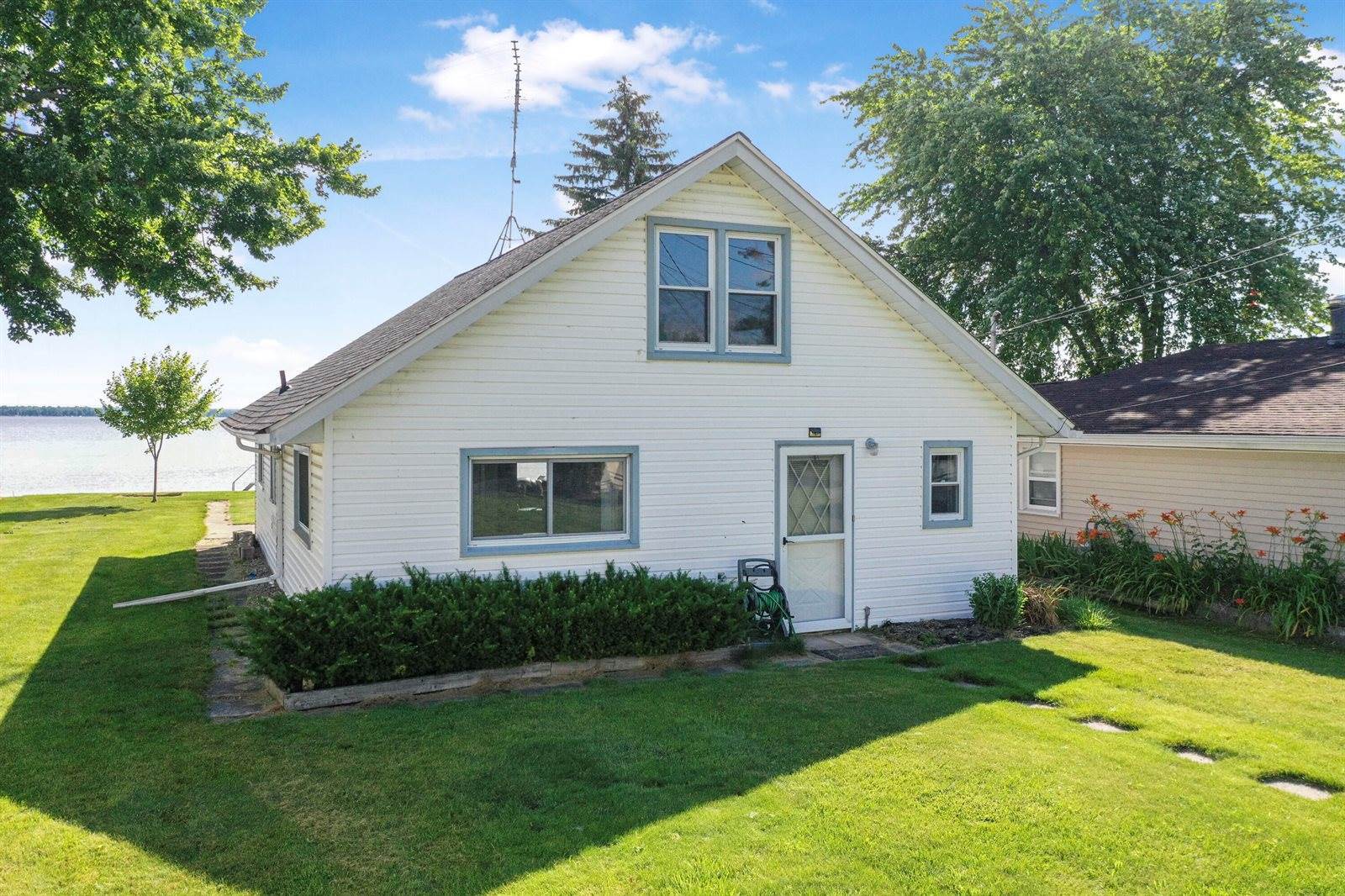 12328 West Shore Drive, Houghton Lake, MI 48629