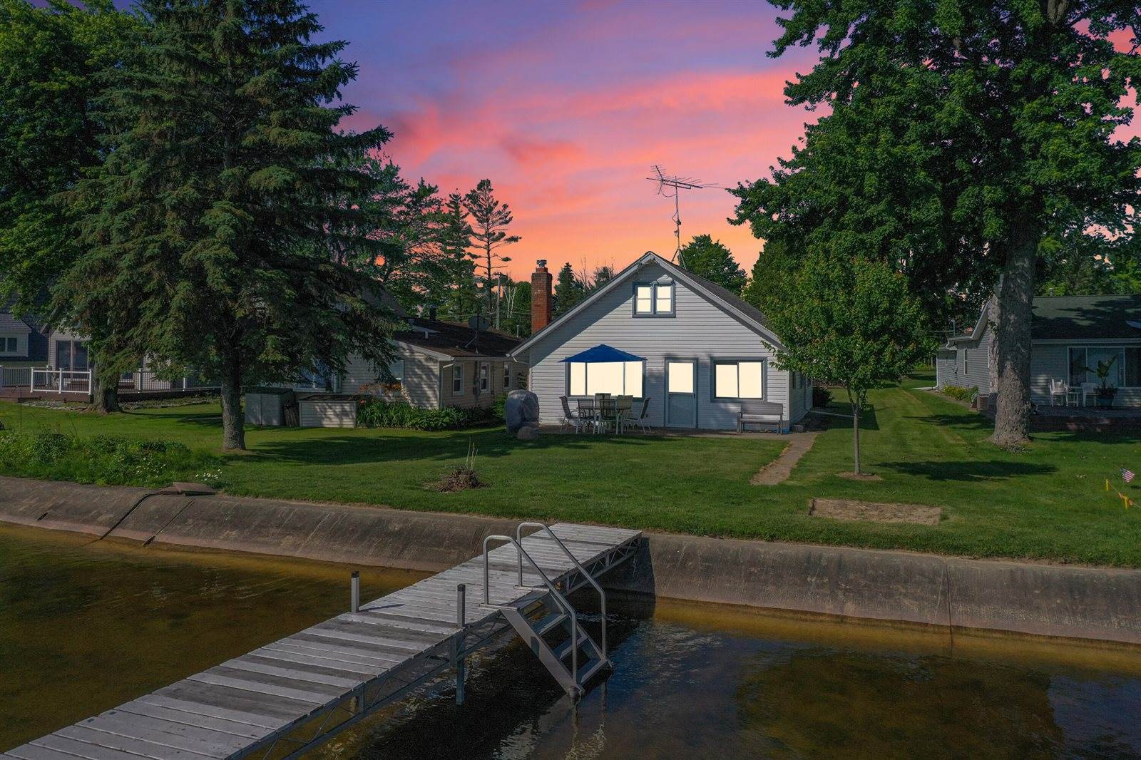 12328 West Shore Drive, Houghton Lake, MI 48629