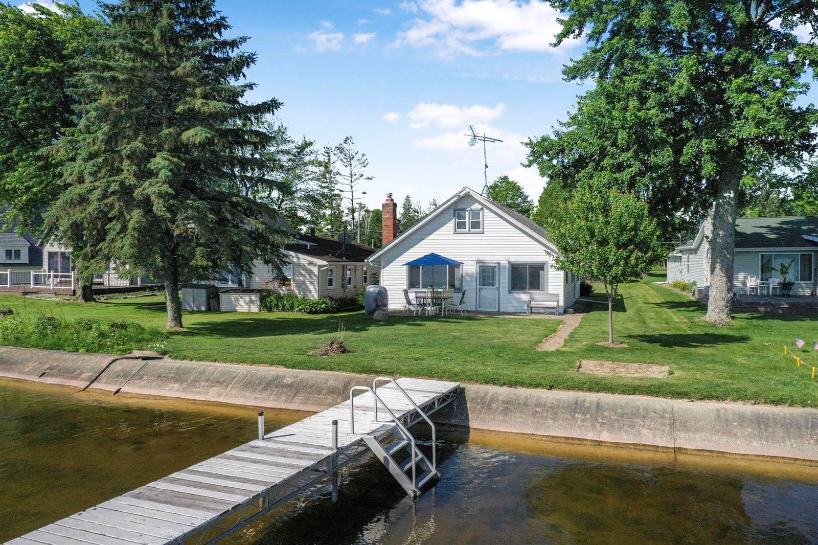 12328 West Shore Drive, Houghton Lake, MI 48629