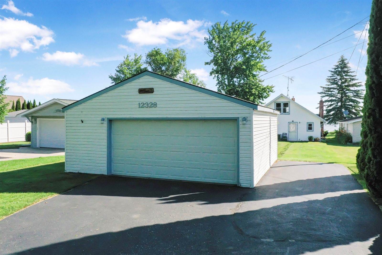 12328 West Shore Drive, Houghton Lake, MI 48629