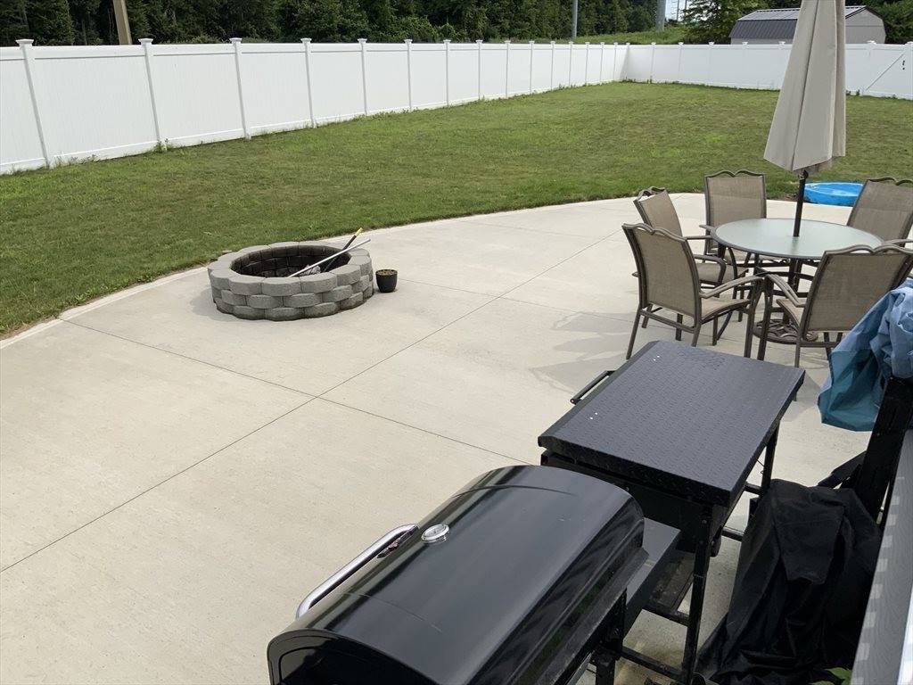 25 Damato Way, Agawam, MA 01001