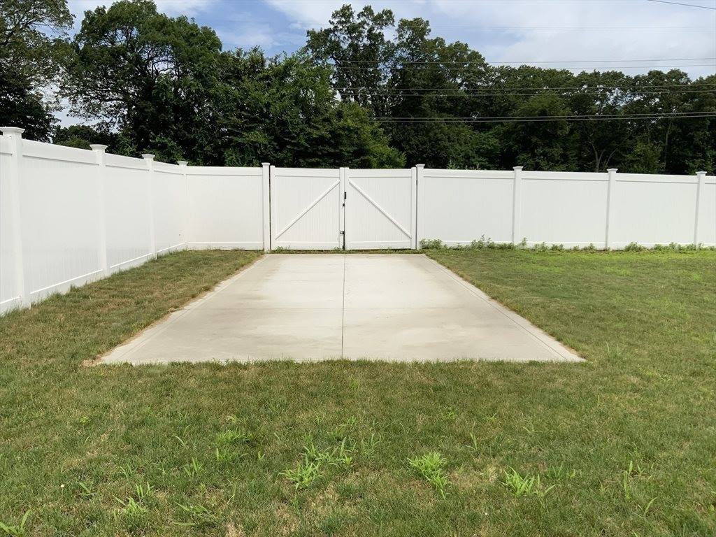 25 Damato Way, Agawam, MA 01001