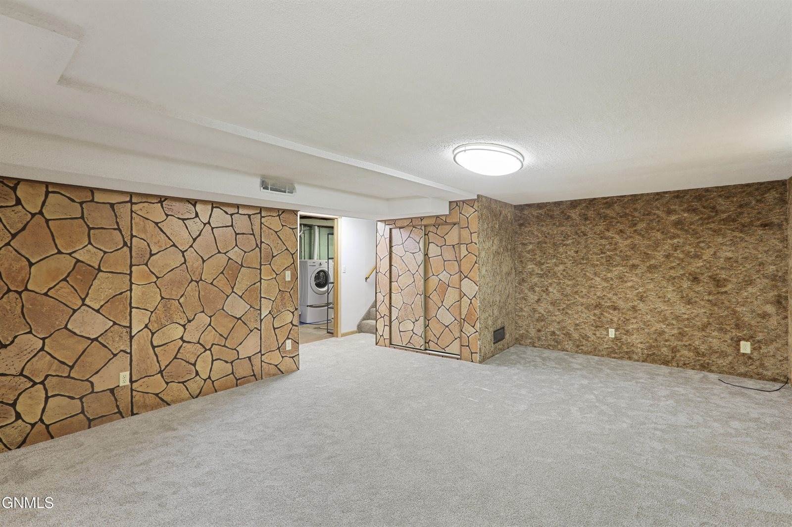 504 15th Avenue West, Williston, ND 58801