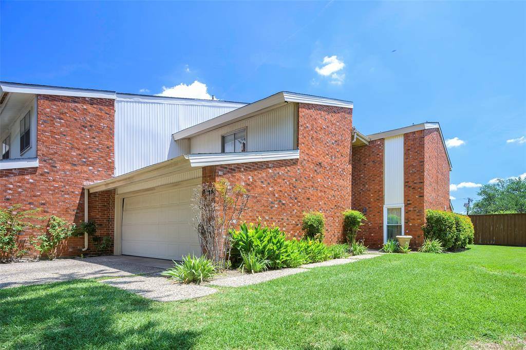 2946 Woodcroft Circle, Carrollton, TX 75006