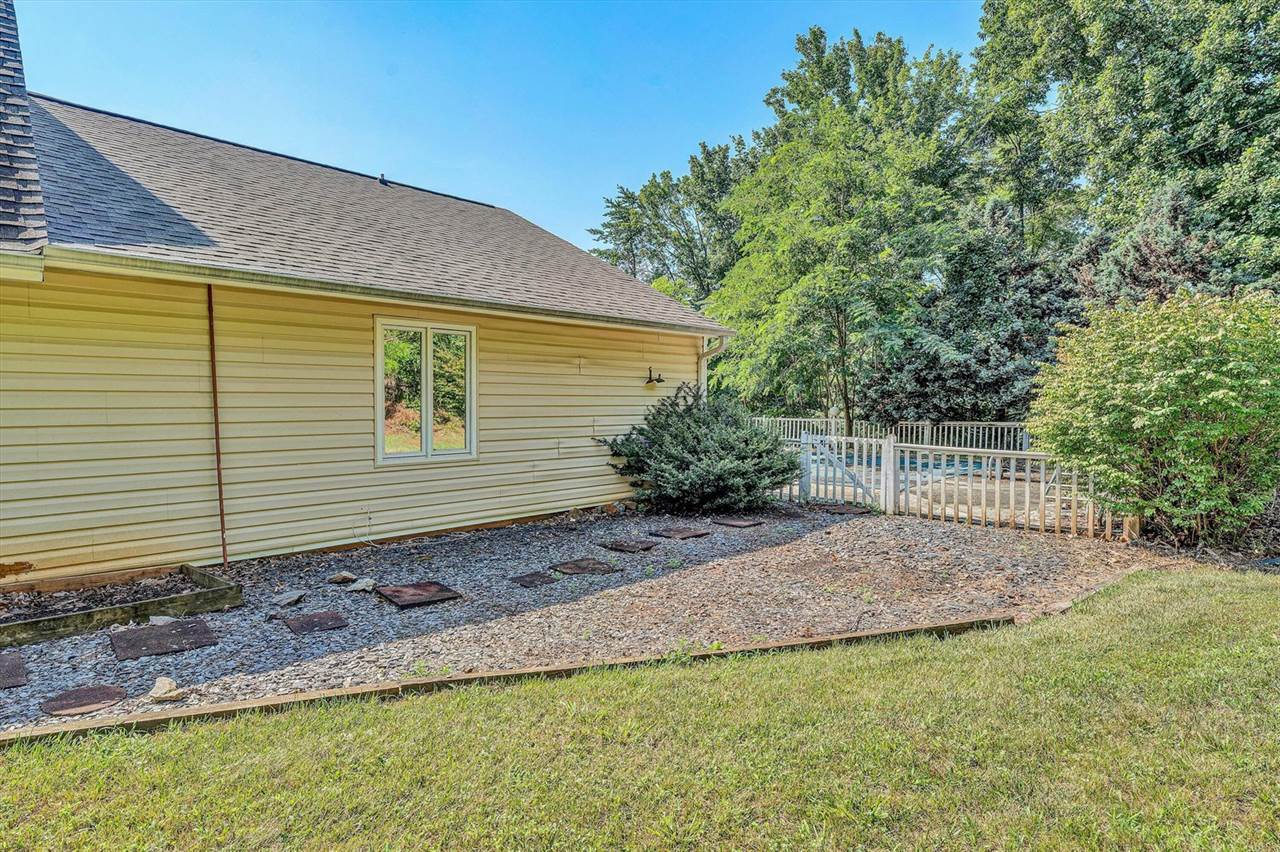 581 Windfield Ln, Wirtz, VA 24184