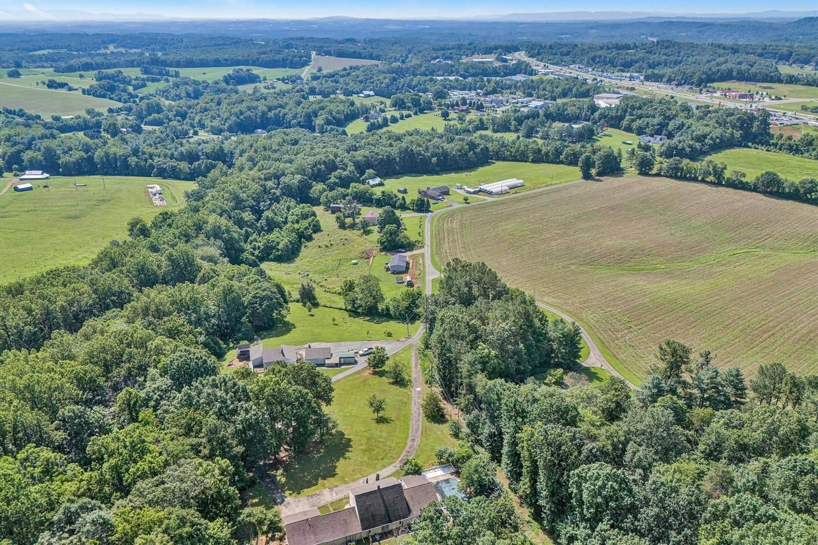 581 Windfield Ln, Wirtz, VA 24184