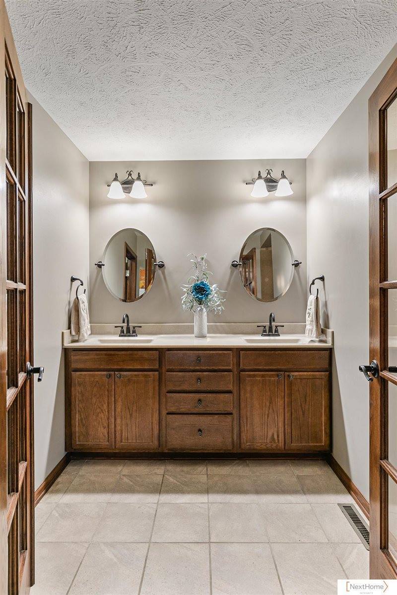 15121 Folkestone Street, Waverly, NE 68462