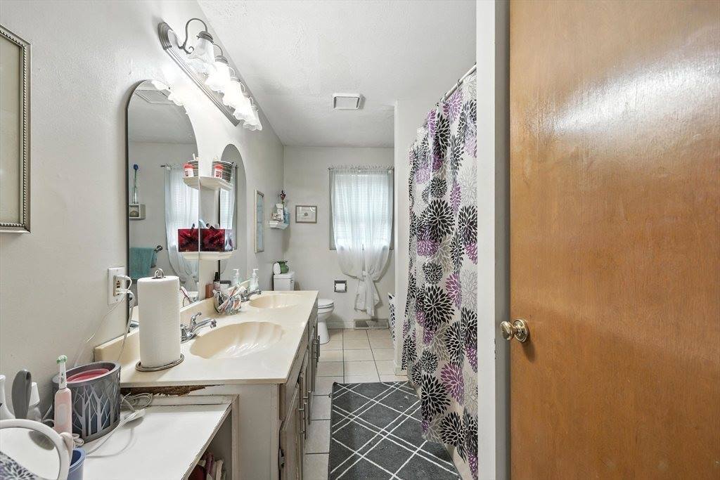 361 Parkerview St, Springfield, MA 01129