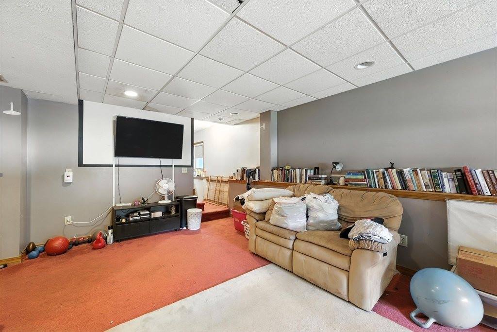 361 Parkerview St, Springfield, MA 01129