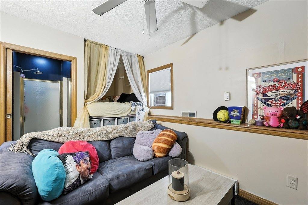 361 Parkerview St, Springfield, MA 01129