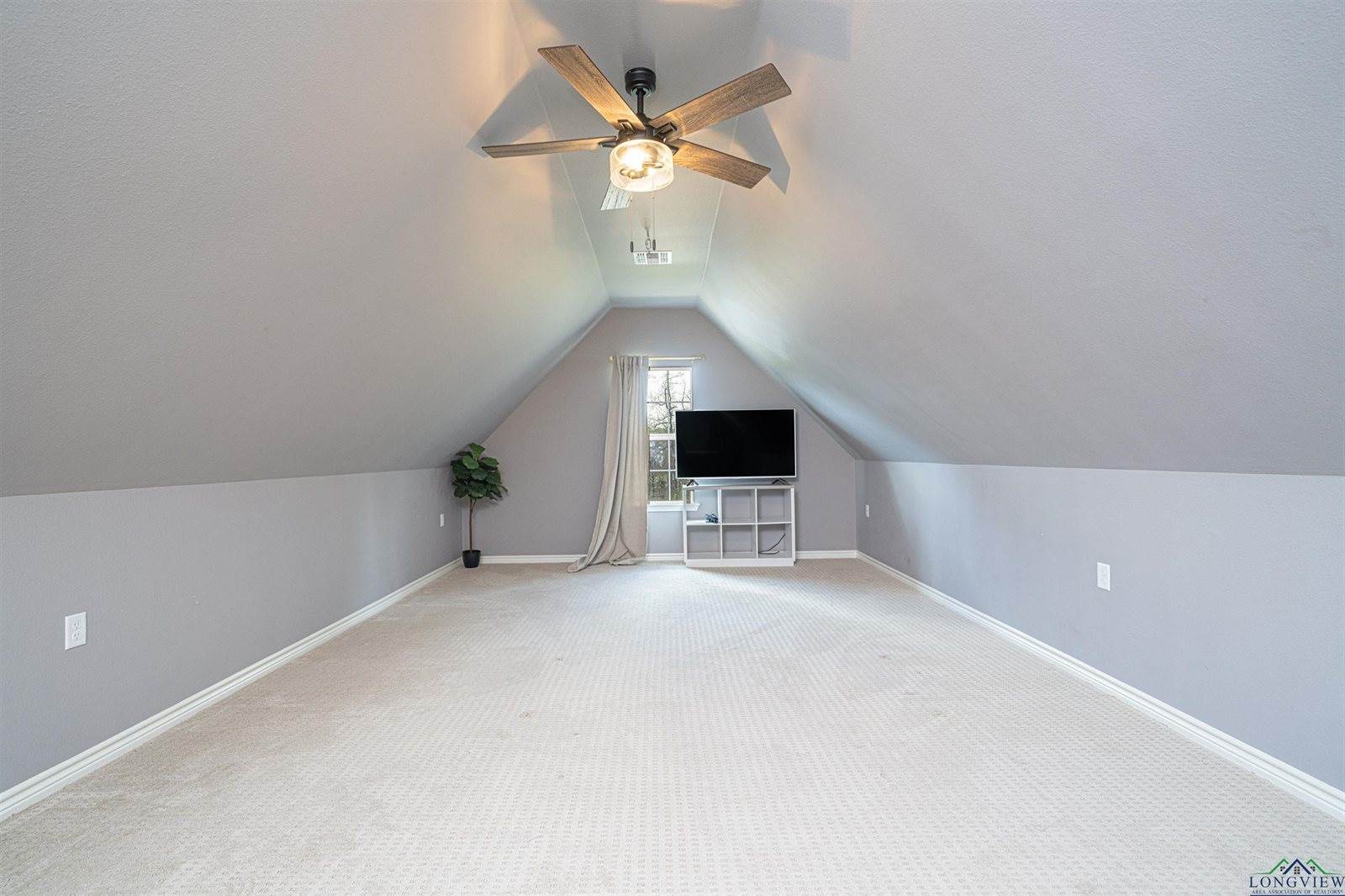 415 Bob White Dr, Gilmer, TX 75645