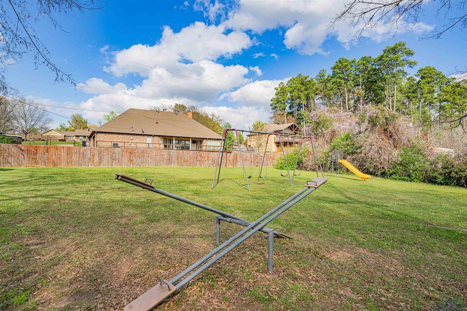 415 Bob White Dr, Gilmer, TX 75645