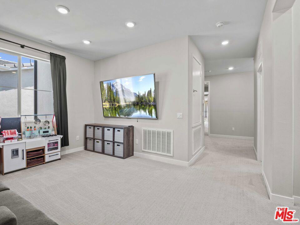 27717 Knoll View Place, Valencia, CA 91381