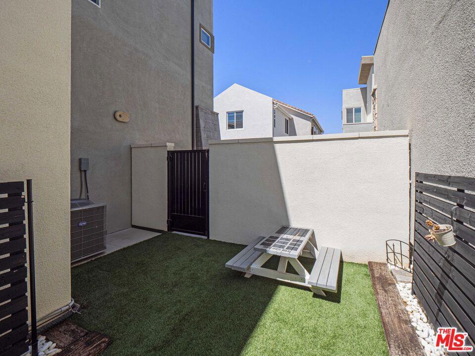 27717 Knoll View Place, Valencia, CA 91381