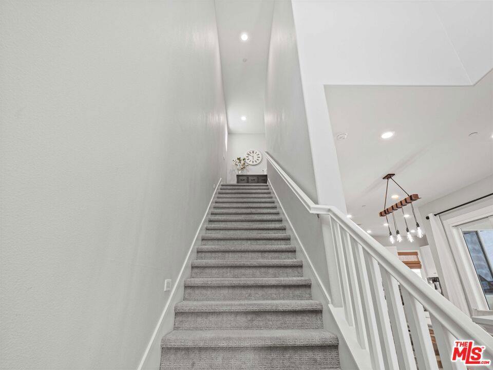 27717 Knoll View Place, Valencia, CA 91381