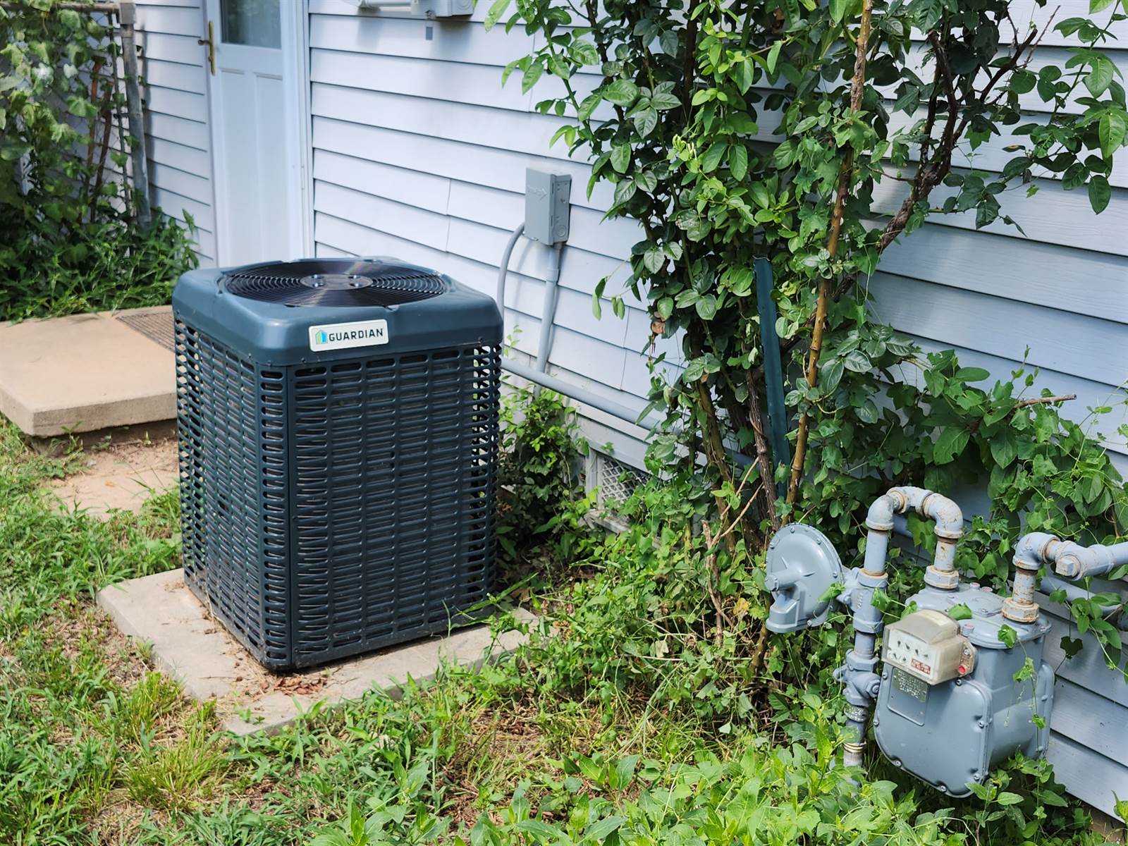 717 W 4th St, Haysville, KS 67060