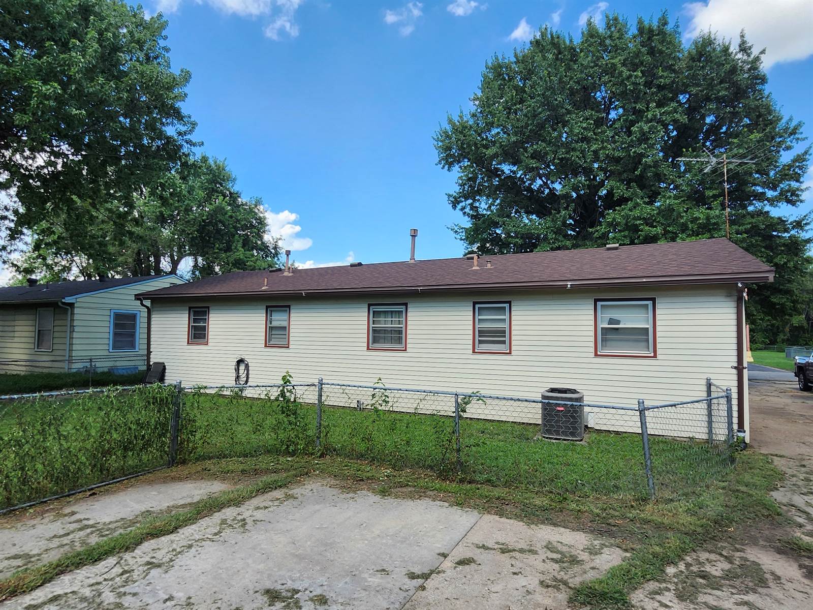 145 Stewart Ave, Haysville, KS 67060