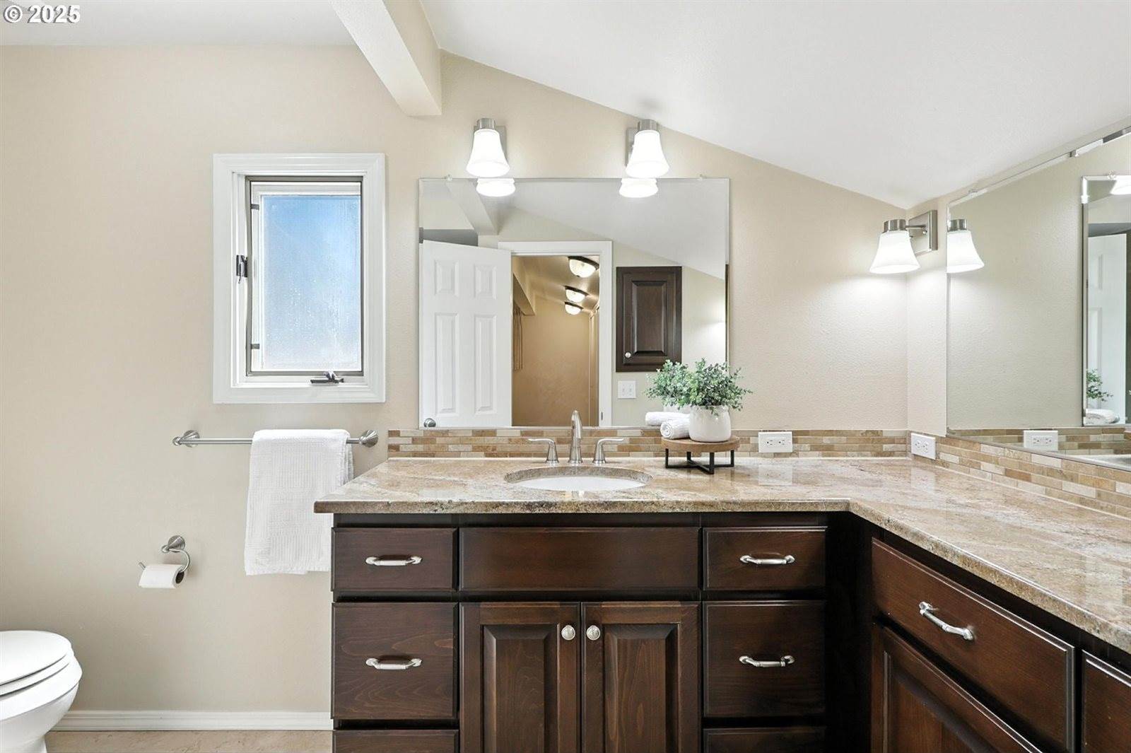 15025 NW Oak Hills Dr, Beaverton, OR 97006