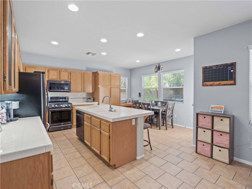 28323 Roman Court, Saugus, CA 91350