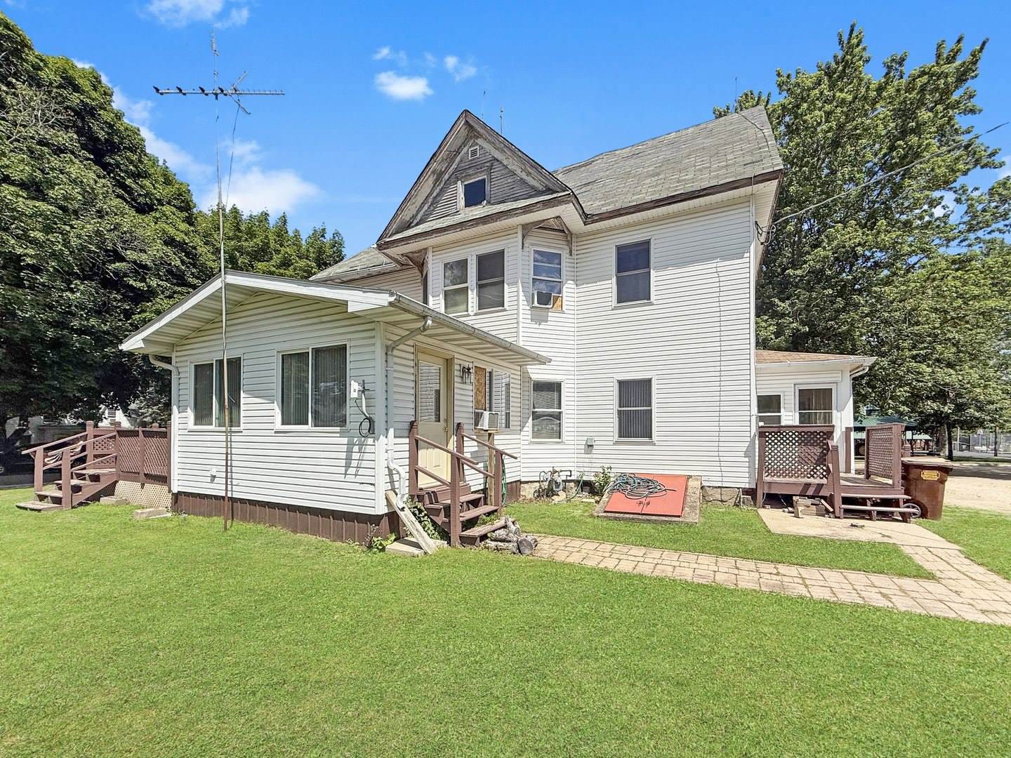 401 South Chestnut Street, Shannon, IL 61078