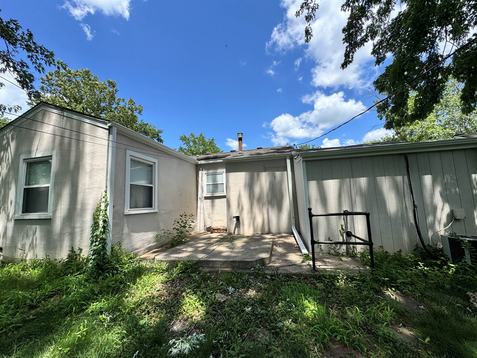 3105 SW Dorr ST, Topeka, KS 66604