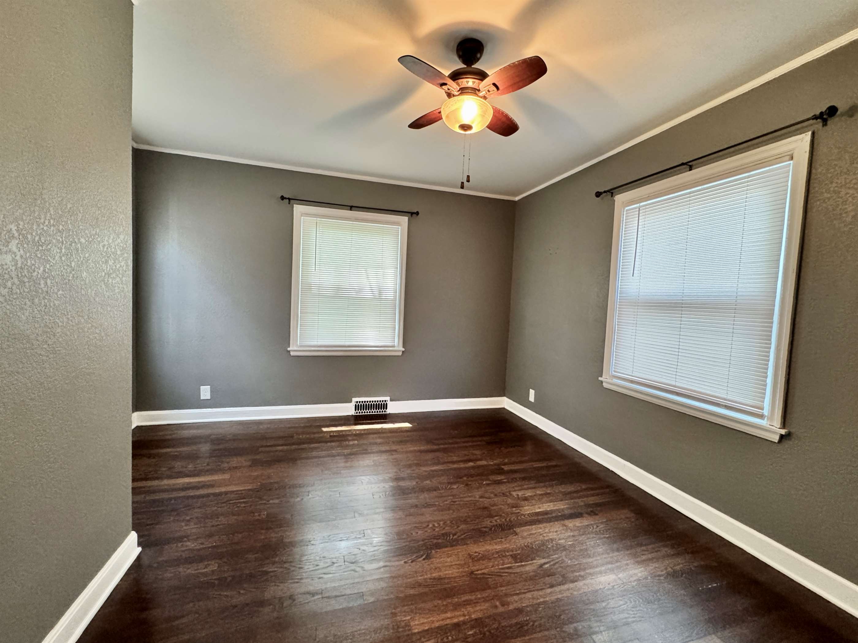 3105 SW Dorr ST, Topeka, KS 66604