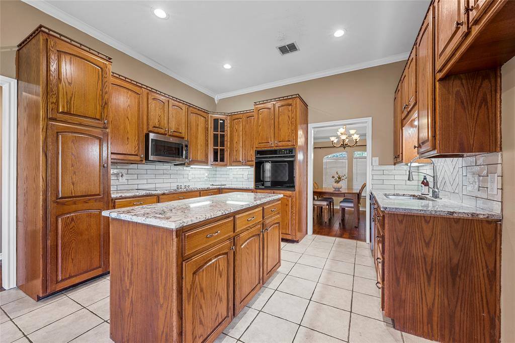 1204 Darbyton Drive, Hewitt, TX 76643