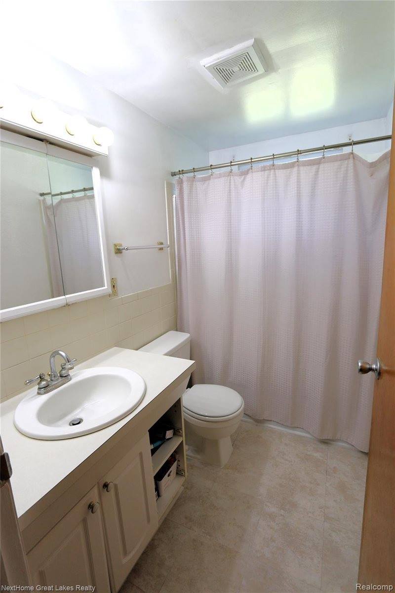 5389 Robin Drive, GrandBlanc, MI 48439