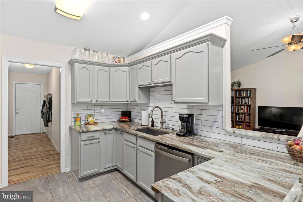 814 Eastover Pkwy, Locust Grove, VA 22508