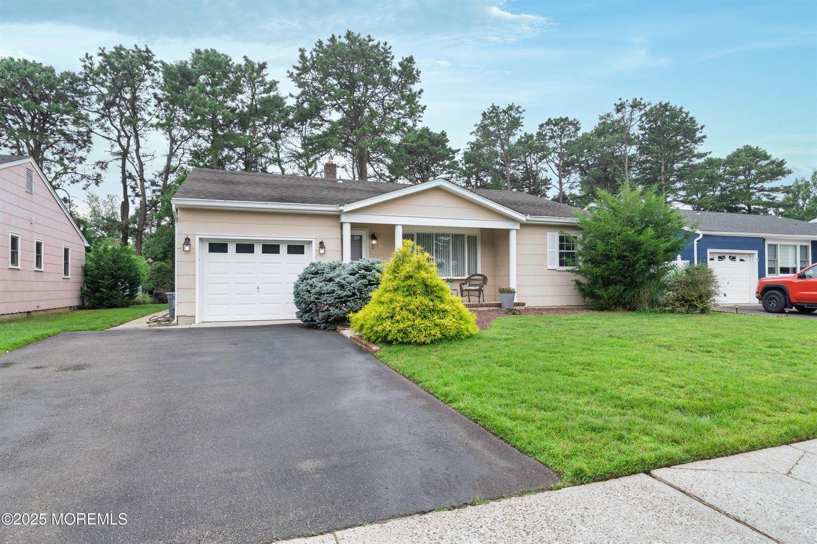 5 Bennington Drive, Toms River, NJ 08757