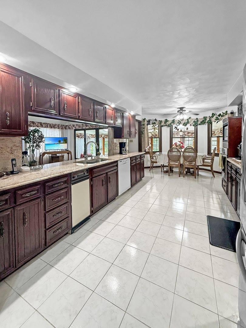 1607 Parkside Court, Freeport, IL 61032