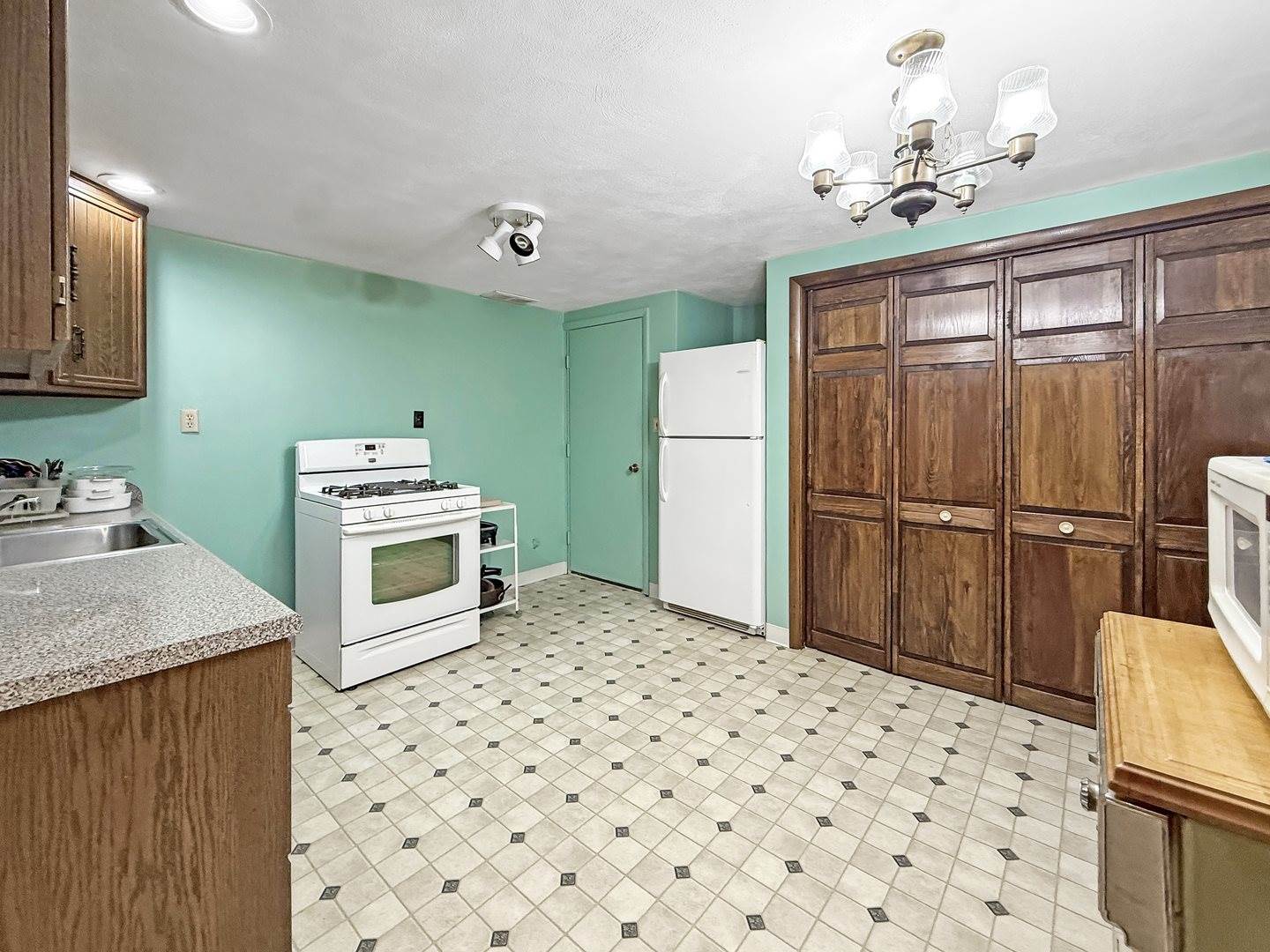 1607 Parkside Court, Freeport, IL 61032