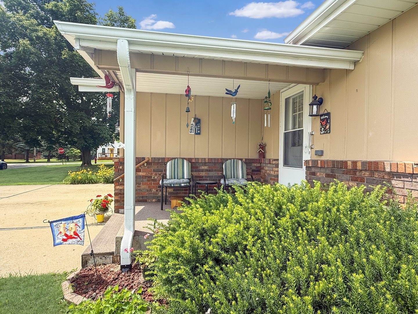 610 South 2nd Avenue, Forreston, IL 61030