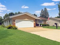 610 South 2nd Avenue, Forreston, IL 61030