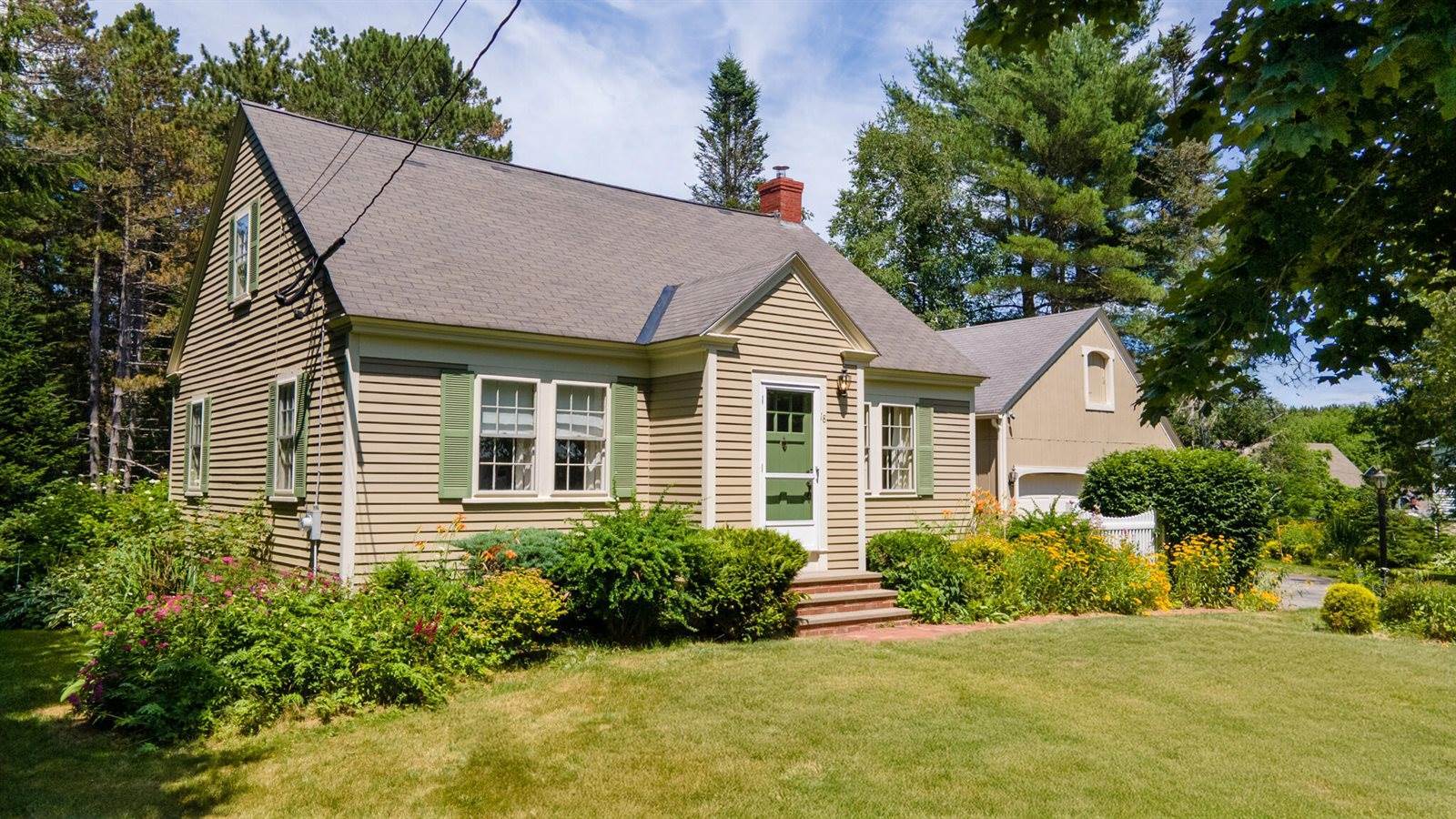 18 Canoe Club Road, Hampden, ME 04444