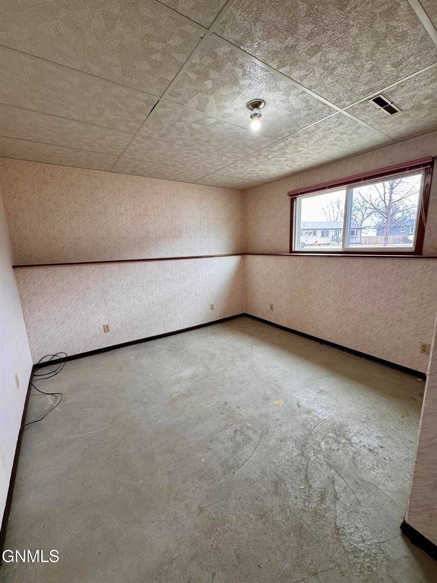 1201 Sioux Street, Williston, ND 58801