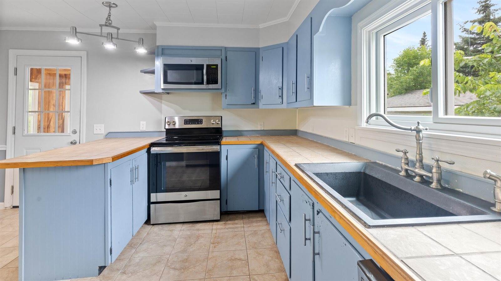 2300 Hudson Road, Hudson, ME 04449