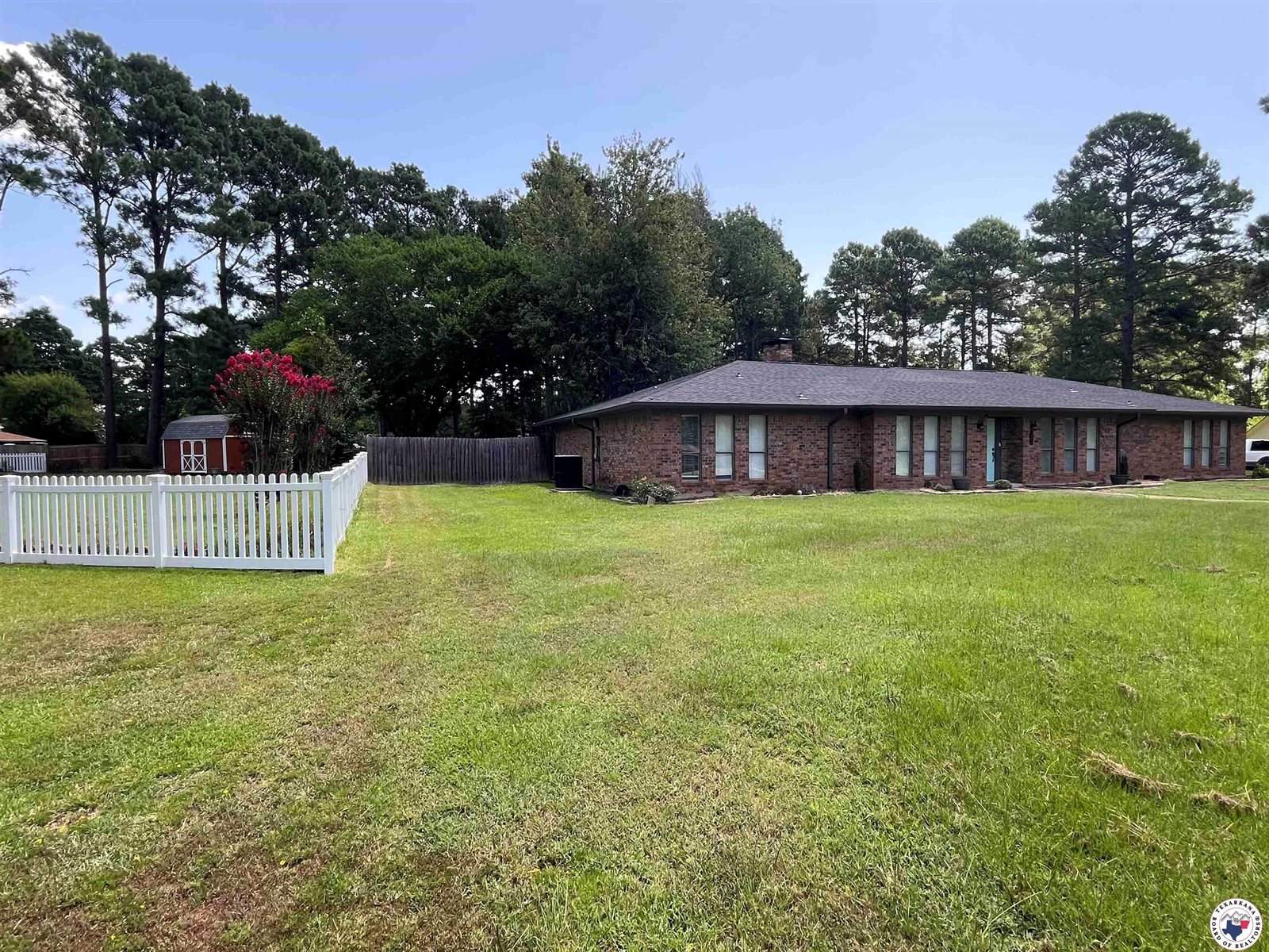 203 Woodland Lake Dr, Atlanta, TX 75551